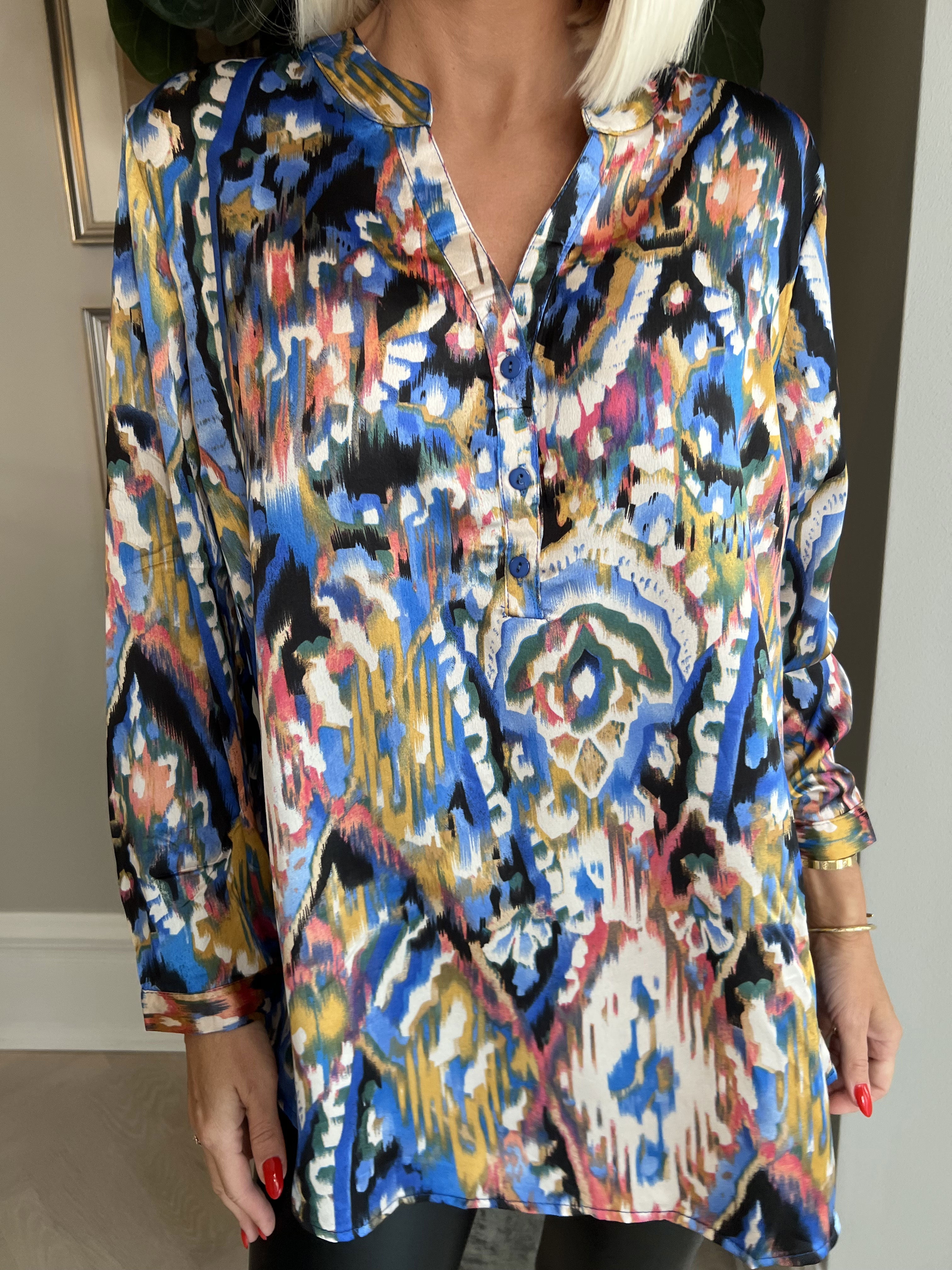 Leona - Mångfärgad mönstrad skjorta i silkeslook - Blue